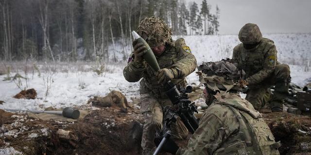 Британские солдаты принимают участие в военных учениях Winter Camp 23 близ Тапы, Эстония