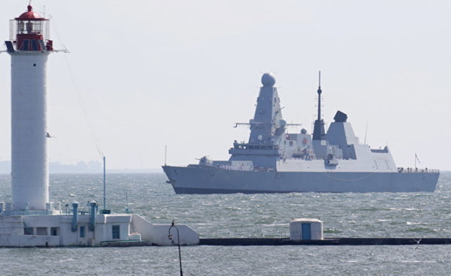 Британский эсминец Defender в порту Одессы, Украина
