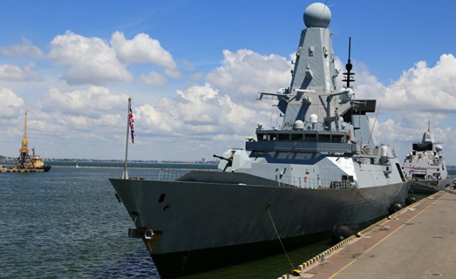 Британский эсминец Defender в порту Одессы, Украины