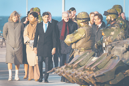 Британский премьер-министр Риши Сунак (третий слева) с коллегами-политиками осматривает военную технику, передаваемую Украине, на шведском острове Готланд. 13 октября 2023 года. Фоto Reuters