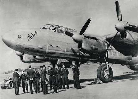 Британский самолет-разведчик "Авро Ланкастер", 16 мая 1945 года стартовав с аэродрома в Исландии, долетел до Северного полюса и вернулся обратно. Фото с сайта www.awm.gov.au