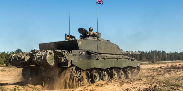 Британский танк во время учений в Эстонии
