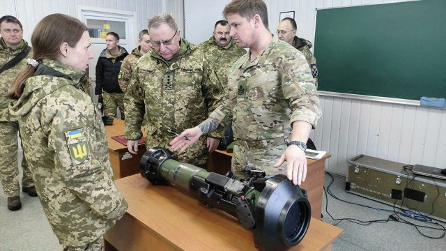 Британский военный инструктор во Львове обучает украинских военнослужащих использованию легкого противотанкового ракетного комплекса NLAW