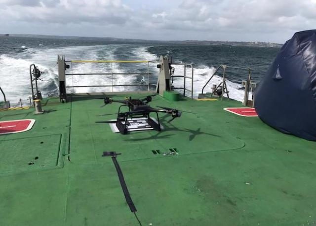 Британский флот испытал дрон для спасения манекена за бортом