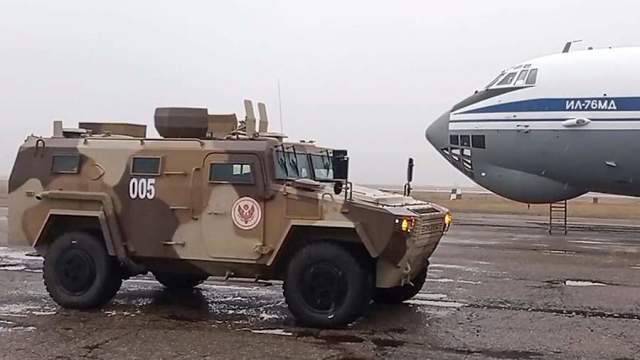 Бронеавтомобиль вооруженных сил Киргизии из состава миротворческих сил ОДКБ перед отправкой в Казахстан с аэродрома Кант