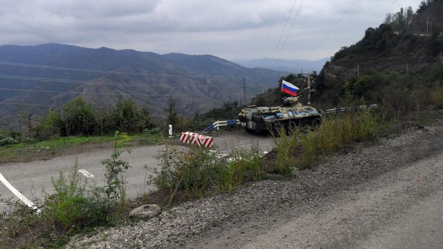 Бронетранспортер БТР-82А российских миротворческих сил у блок-поста в Нагорном Карабахе. Архивное фото