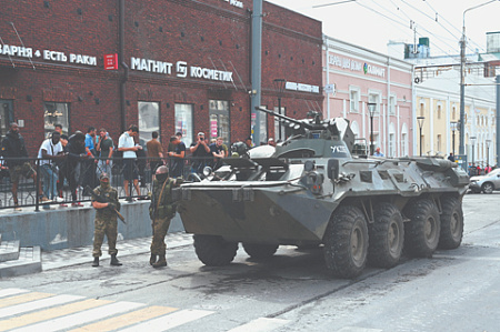 Бронетранспортер мятежников занял позицию в центре Ростова утром 24 июня. Фото Reuters