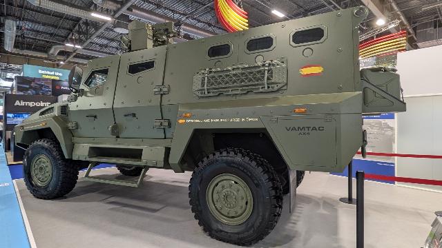 Бронированная машиная VAMTAC AX4 класса MRAP разработки испанской компании UROVESA в экспозиции оборонно-промышленной выставки Eurosatory 2026. Ле Бурже (Франция), июнь 2026 года