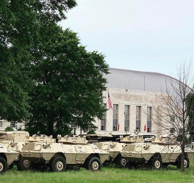 Бронированные машины М1117 Guardian военной полиции в охране штаба Национальной гвардии округа Колумбия в столице США Вашингтоне, 02.06.2020