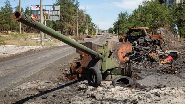 Брошенное и сгоревшее артиллерийское орудие ВСУ на улице в Северодонецке