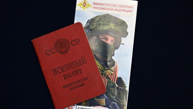 Брошюра и паспорт в центре оформления на военную службу по контракту