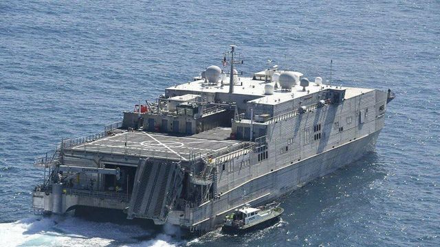 Быстроходный транспортно-десантный корабль USNS Yuma ВМС США направляется в Черное море