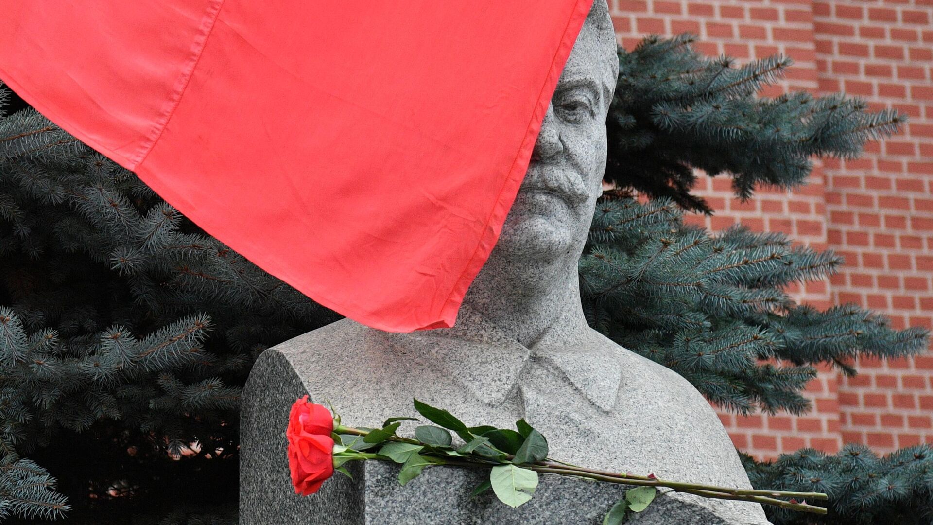 Бюст Иосифа Сталина у его мемориального захоронения у Кремлевской стены