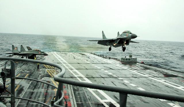 Cамолет Военно-морских сил Индии МиГ-29К приземляется на авианосец "Викрамадитья"