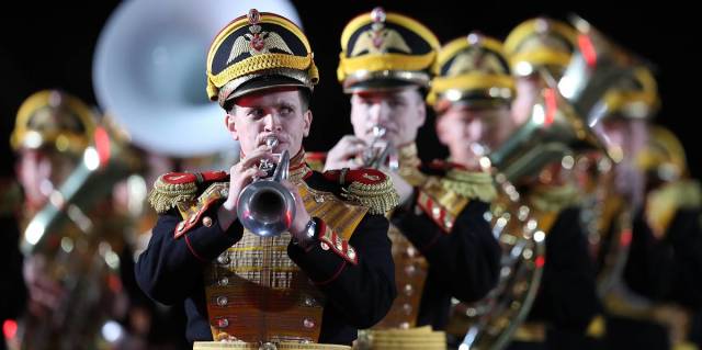 Центральный военный оркестр Министерства обороны Российской Федерации выступает на церемонии открытия X Международного военно-музыкального фестиваля "Спасская башня" на Красной площади, 25 августа 2017 года