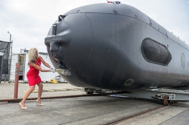 Церемония крещения и спуска на воду первого опытного образца перспективного большого автономного необитаемого подводного аппарата Orca XLUUV (Extra Large Unmanned Undersea Vehicle), разработанного и построенного для ВМС США при головной роли корпорации Bo