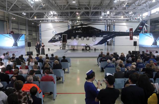 Церемония передачи компании "Газпром Лизинг" первого серийного гражданского вертолета Ми-38