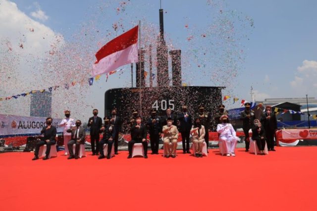 Церемония передачи ВМС Индонезии первой подводной лодки индонезийской постройки Alugoro (бортовой номер "405"), построенной индонезийским государственным судостроительным предприятием РТ PAL при содействии южнокорейской корпорации Daewoo Shipbuilding and 