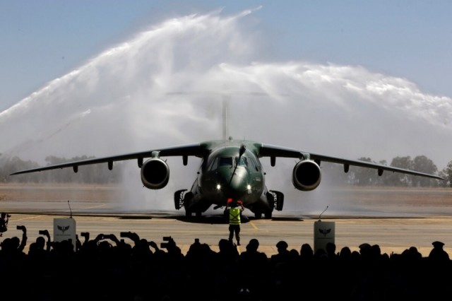 Церемония передачи ВВС Бразилии первого транспортно-заправочного самолета Embraer KC-390 Millenium, из 28 запланированных к поставке (второй построенный серийный самолет этого типа, бортовой номер 2853, серийный номер 39000004) на бразильской авиабазе Ана