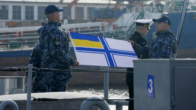 Церемония поднятия флага на патрульном катере типа Island, переданном США Военно-морским силам Украины, в порту Одессы