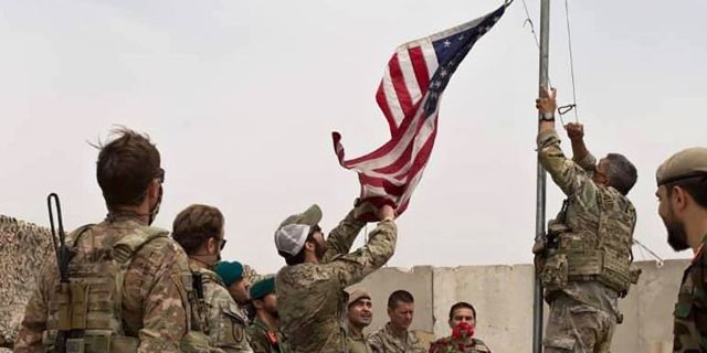 Церемония спуска флага в лагере Антоник, провинция Гильменд, Афганистан