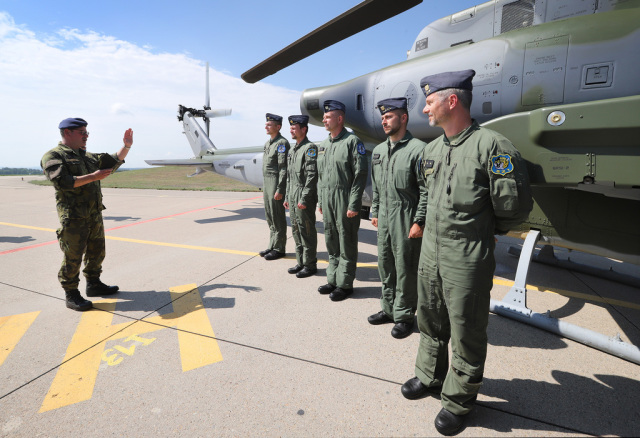 Церемония ввода в состав ВВС Чехии двух первых поступивших американских боевых вертолетов Bell AH-1Z Viper. Намешть-над-Ославой, 17.08.2023