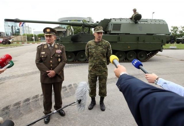 Церемония передачи литовской армии первых САУ PzH 2000.