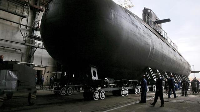 Церемония спуска на воду дизель-электрической подводной лодки проекта 677 "Кронштадт" на "Адмиралтейских верфях" в Санкт-Петербурге