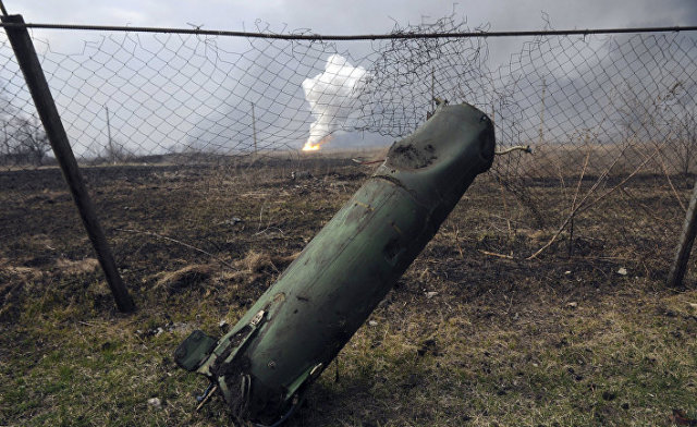 Часть ракеты, на фоне пожара и взрывов на складах боеприпасов в Балаклее, Украина