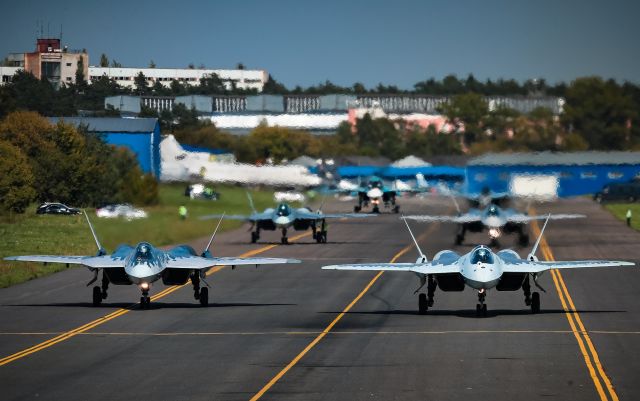 Четыре обпытных образца истребителя Су-57 (ПАК ФА) - самолеты Т-50-1, Т-50-3, Т-50-4 и Т-50-5Р - на демонстрационном показе в Жуковском, 24.08.2019
