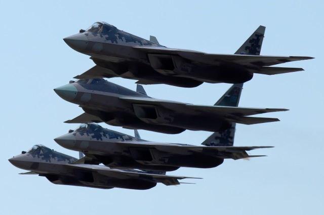 Четыре опытных образца истребителя Су-57 (Т-50, ПАК ФА) в парадном строю во время воздушной части Парада Победы в Москве 24.06.2019