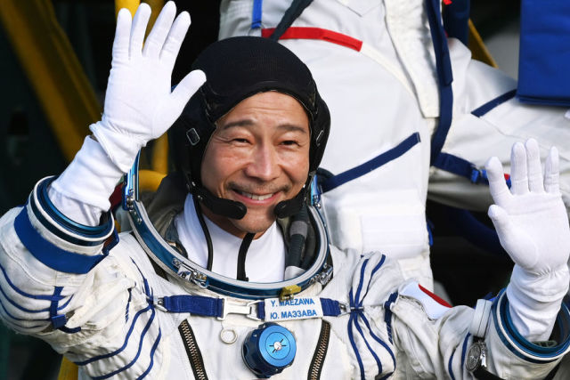 Член основного экипажа 20-й экспедиции на Международную космическую станцию космический турист Юсаку Маэзава перед запуском ракеты-носителя "Союз-2.1а" с транспортным пилотируемым кораблем "Союз МС-20" на Байконуре, 8 декабря 2021 года