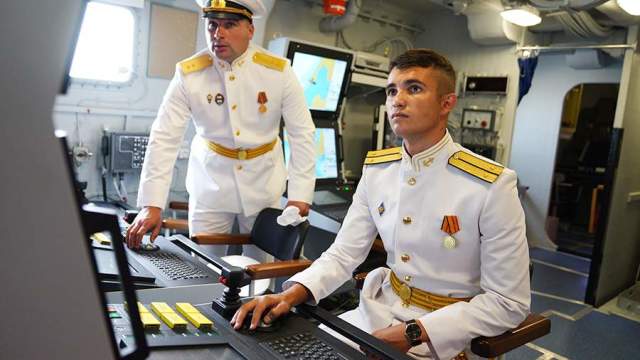 Члены экипажа на минном тральщике «Георгий Курбатов» проекта 12700 после церемонии поднятия Андреевского флага