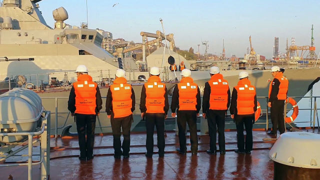 Члены экипажа сторожевого корабля "Дагестан", выходящего в море для участия в учениях Каспийской флотилии