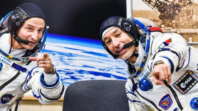 Члены основного экипажа экспедиции МКС-60/61 астронавт NASA Эндрю Морган (слева) и астронавт ESA Лука Пармитано перед стартом ракеты-носителя «Союз-ФГ» с пилотируемым кораблем «Союз МС-13» со стартовой площадки космодрома Байконур, 19 июля 2019 года