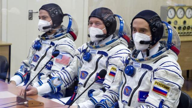 Члены основного экипажа МКС-65 астронавт NASA Марк Ванде Хай, космонавты «Роскосмоса» Олег Новицкий и Петр Дубров перед отправкой на космодром Байконур