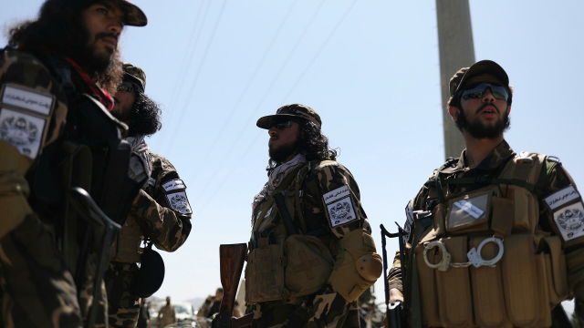 Члены спецназа разведки Талибана* охраняют военный аэродром в Кабуле