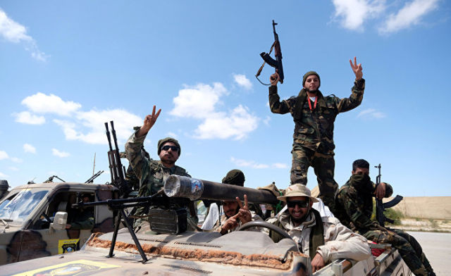 Члены Ливийской национальной армии под командованием Халифы Хафтара готовятся к наступлению на Триполи в Ливии