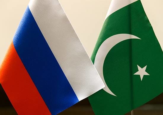 Флаги России и Пакистана
