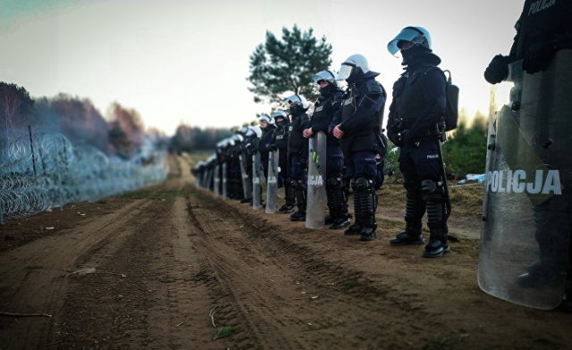 Cолдаты на польско-белорусской границе в Кузнице, Польша