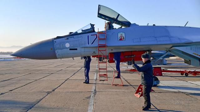 Cотрудники инженерно-авиационной службы ВКС России во время подготовки к полетам истребителя Су-35С на военном аэродроме Центральная Угловая в Приморском крае