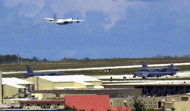 Дальние бомбардировщики B-52 (справа) на авиабазе Гуам