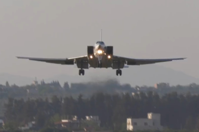 Дальний бомбардировщик Ту-22М3 совершает посадку на авиабазе Хмеймим в Сирии. Стоп-кадр с видео, предоставленного Министерством обороны РФ.