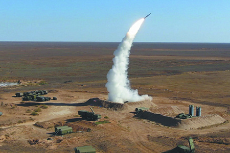 Дальняя граница зоны поражения ЗРС С-400 с зенитной управляемой ракетой типа 40Н6 сегодня составляет 380 километров. Фото с сайта www.mil.ru