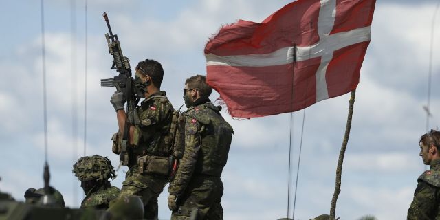 Датские солдаты во время военных учений на военной базе в Литве