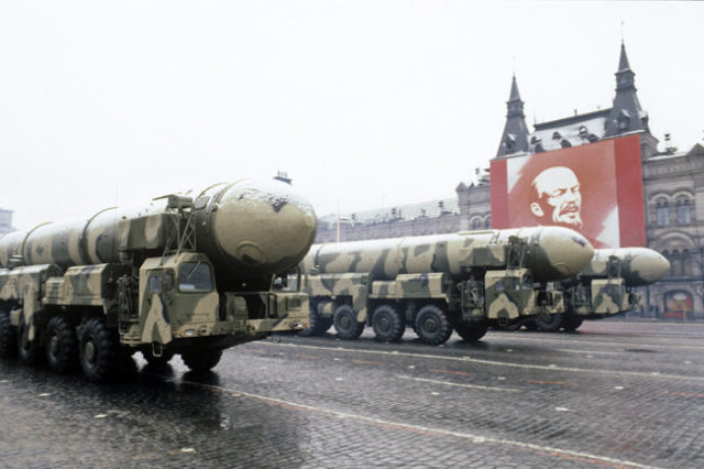 Дебютировали на параде мобильные ракетные комплексы стратегического назначения "Тополь".