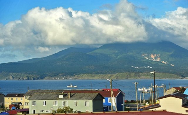 Действующий вулкан Менделеев у поселка Южно-Курильск на острове Кунашир Большой Курильской гряды