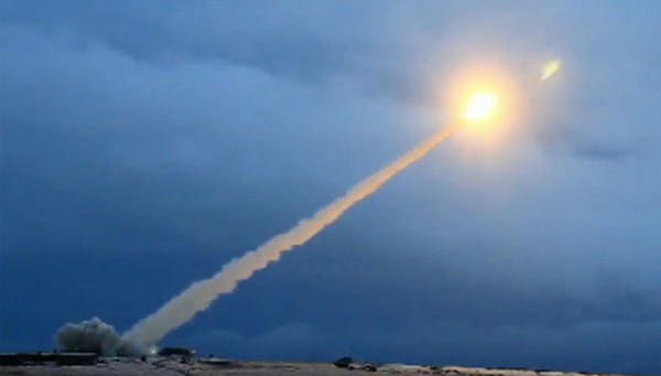 Демонстрация испытания российской крылатой ракеты неограниченной дальности