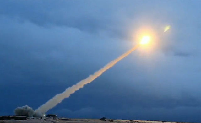 Демонстрация испытания российской крылатой ракеты неограниченной дальности с ядерной энергетической установкой во время трансляции послания президента