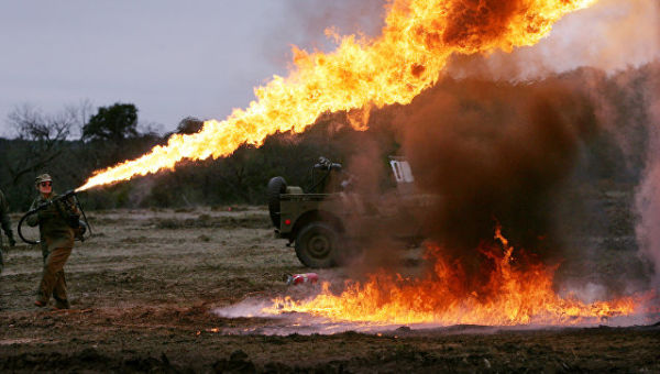 Демонстрация огнемета перед началом реконструкции сражения в Иводзиме на ранчо в Техасе